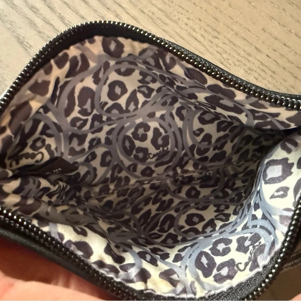 ✨Coach -Vintage poppy wristlet✨